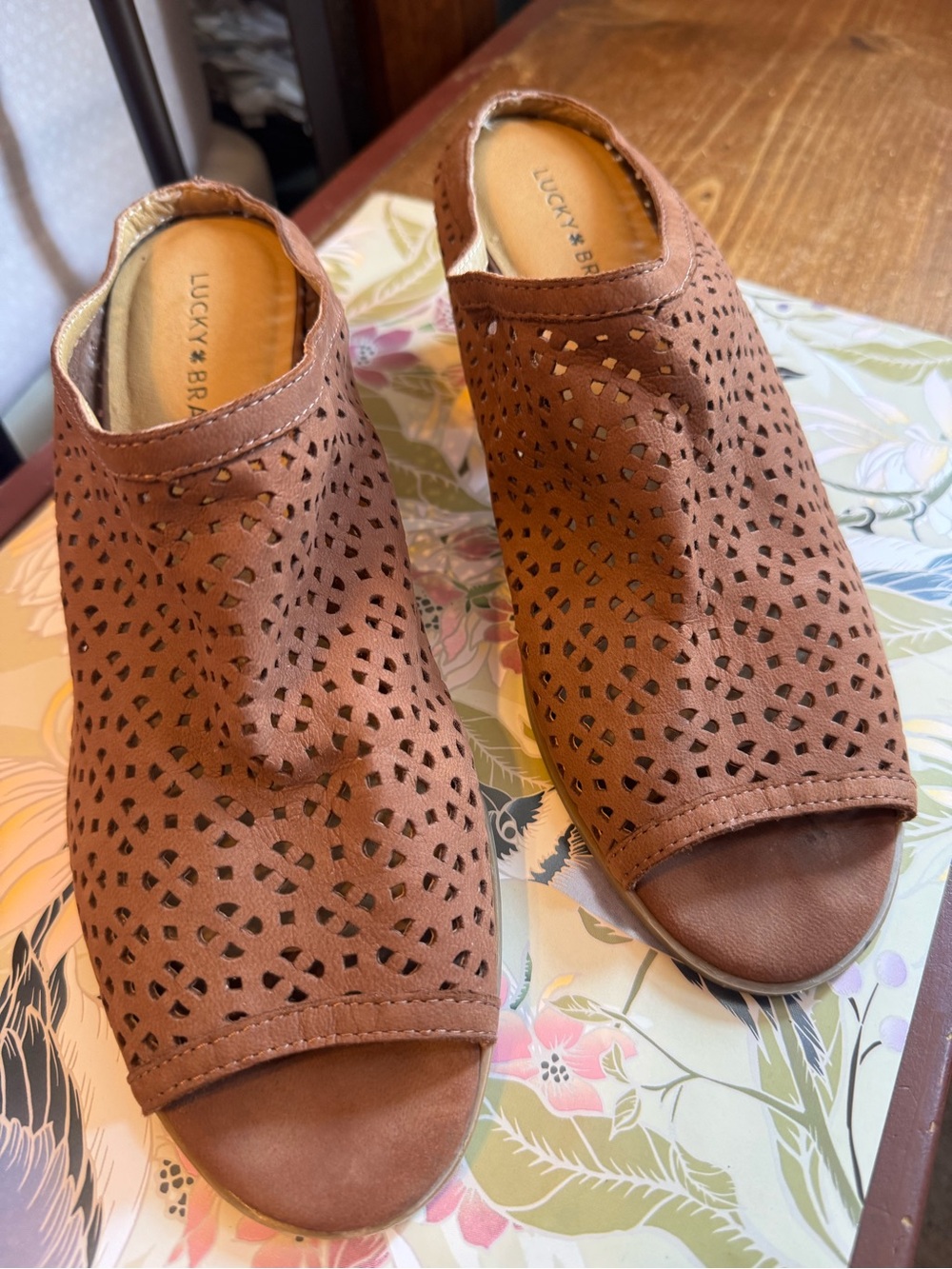 Lucky Brand Tan Brown Laser-Cut Peep Toe Mule Sandals Size 9.5🎼🌻🎊🌞